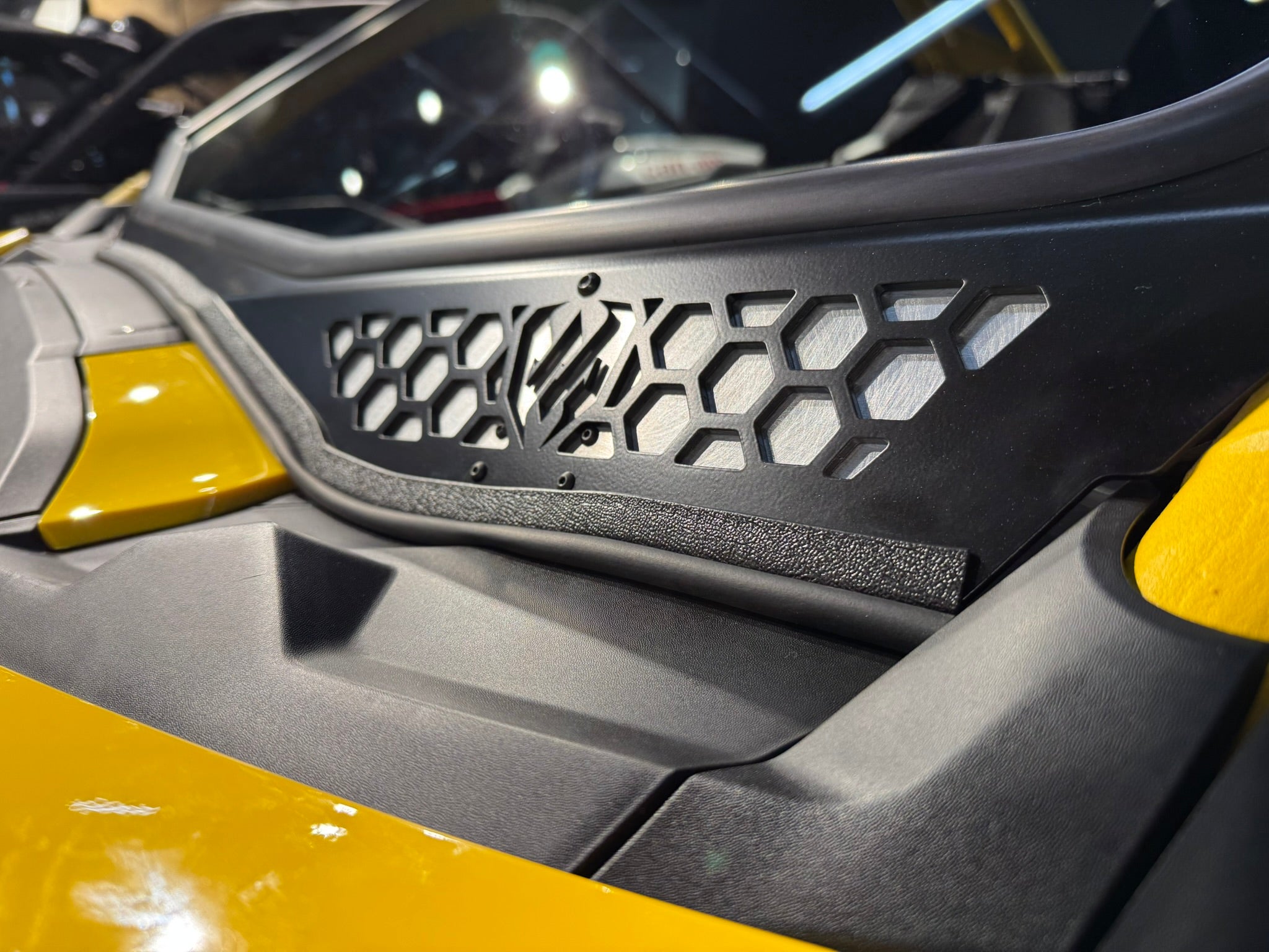 Maverick "R" Vented Glass Windshield with Wipers